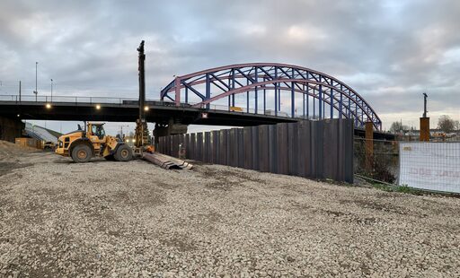 Der nördliche Pfeiler der Ruhrbrücke wird für das Fundament umspundet