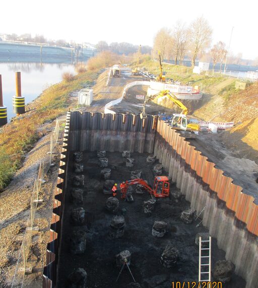Der nördliche Pfeiler der Ruhrbrücke wurde umspundet und die Pfahlköpfe freigelegt.