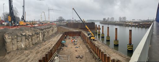 Die Aussteifung des Verbaus für den südlichen Pfeiler der Ruhrbrücke wird hergestellt.