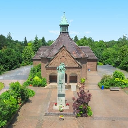 Kapelle auf dem Friedhof Trompet mit Statue davor