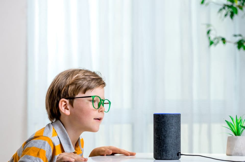 Junge schaut auf Echo Dot