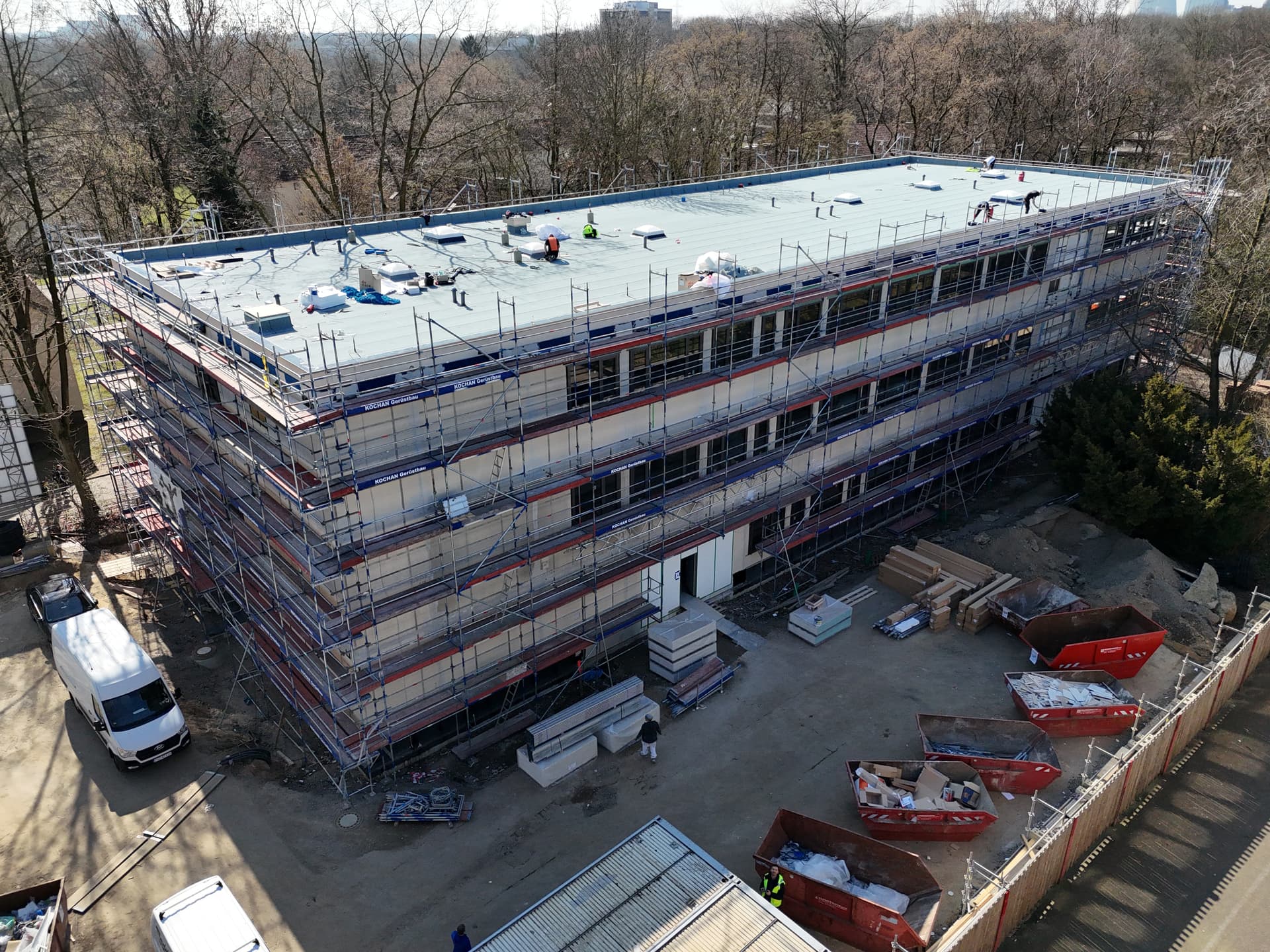 Der Erweiterungsneubau der Gesamtschule Walsum an der Kurze Straße nimmt Gestalt an: In modularer Bauweise wurde der Rohbau des dreigeschossigen Gebäudes innerhalb von nur drei Wochen fertiggestellt – Etage für Etage. Bereits während der Modulstellung begann der Innenausbau, der bereits sichtbare Fortschritte zeigt. Die Fenster sind montiert, Dachabdichtungen werden bald abgeschlossen, und auch Elektro-, Lüftungs- und Heizungsinstallationen laufen planmäßig.