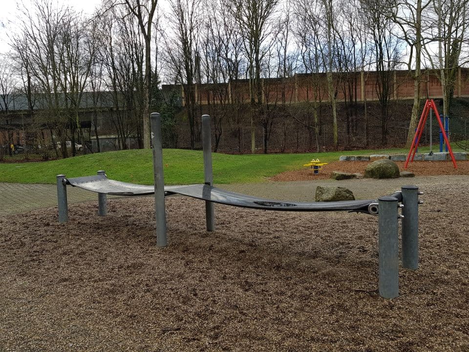 Eine Brücke als Spielgerät auf einem Spielplatz