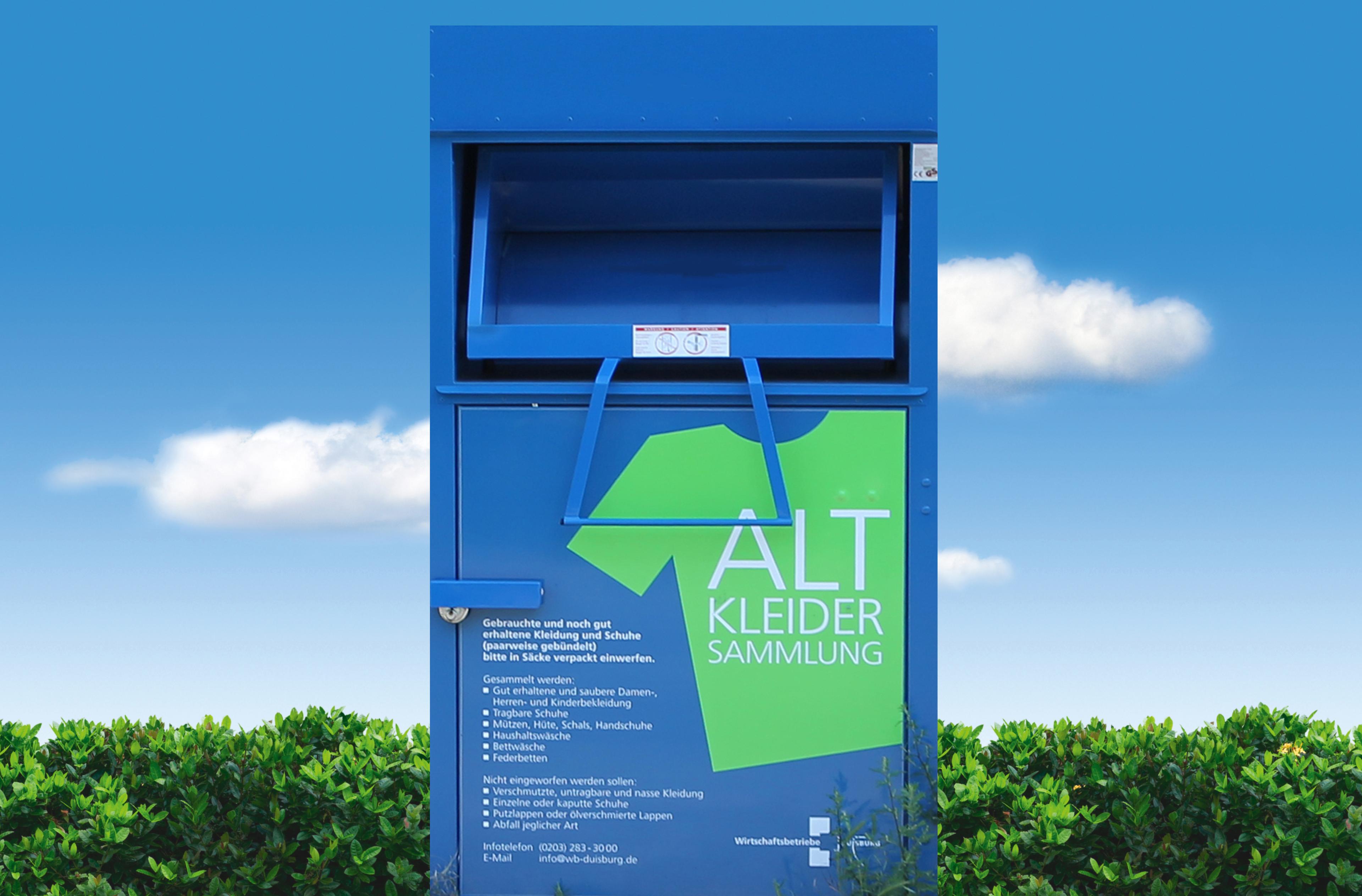 Altkleidercontainer, dahinter Hecke und blauer Himmel