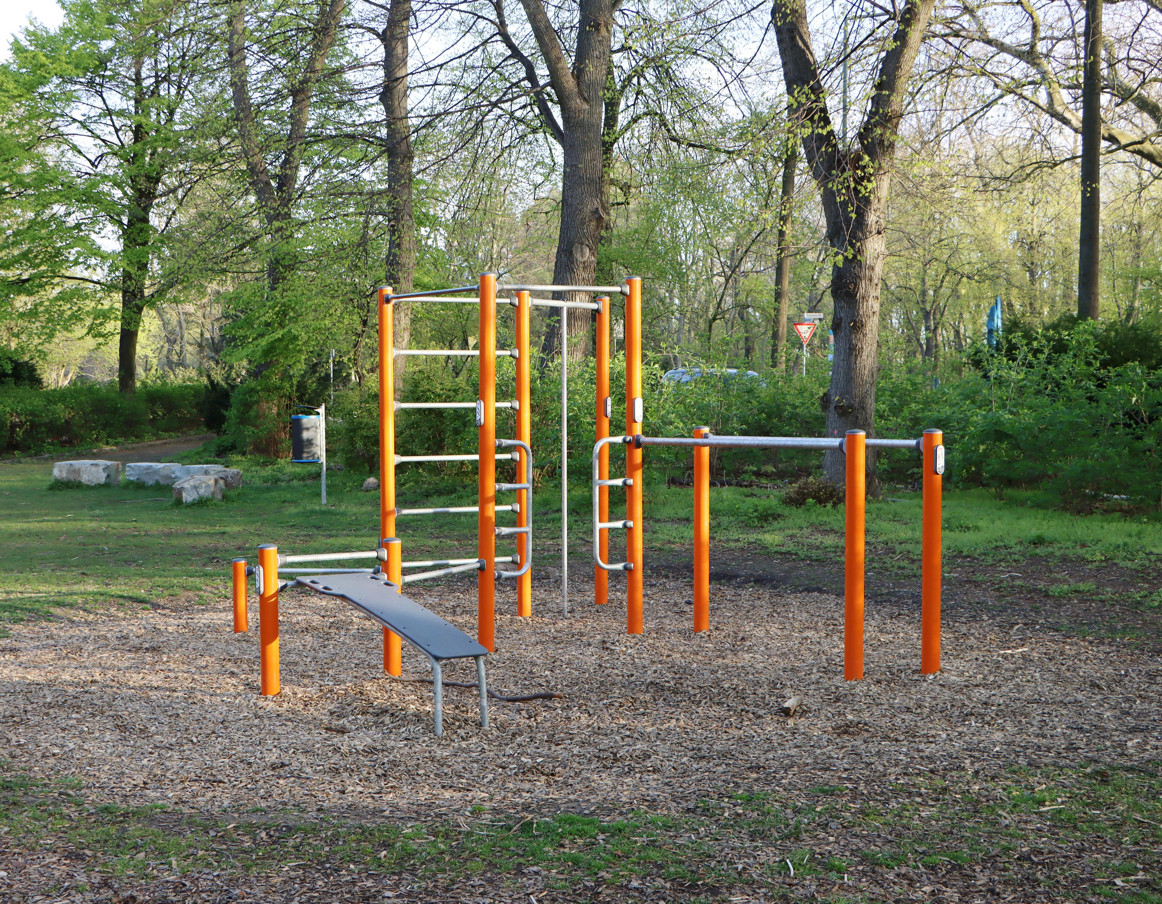 Callisthenics-Sportgeräte auf einem Jugendspielplatz