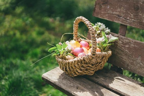 Korb mit Ostereiern auf einer Bank