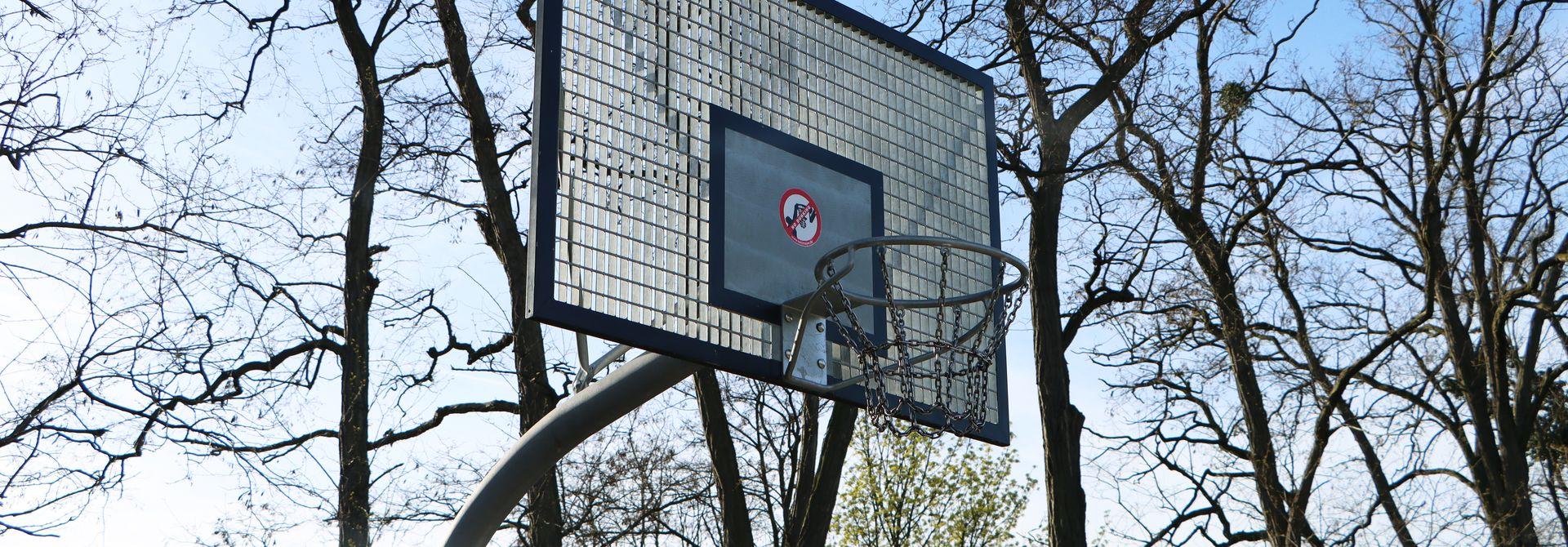 Baskettballkorb auf Jugendspielplatz