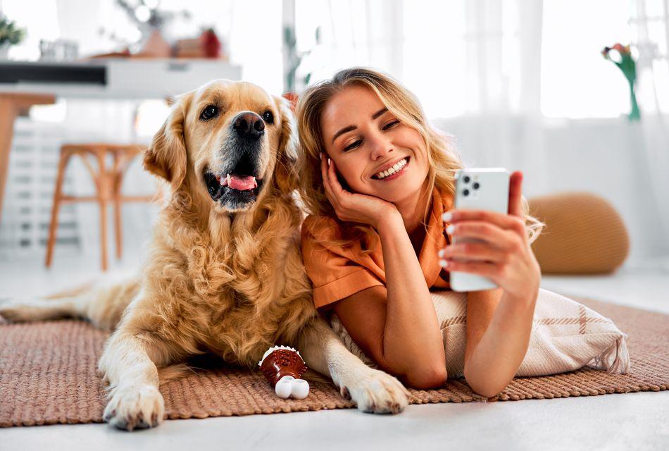 Frau mit Hund und Handy