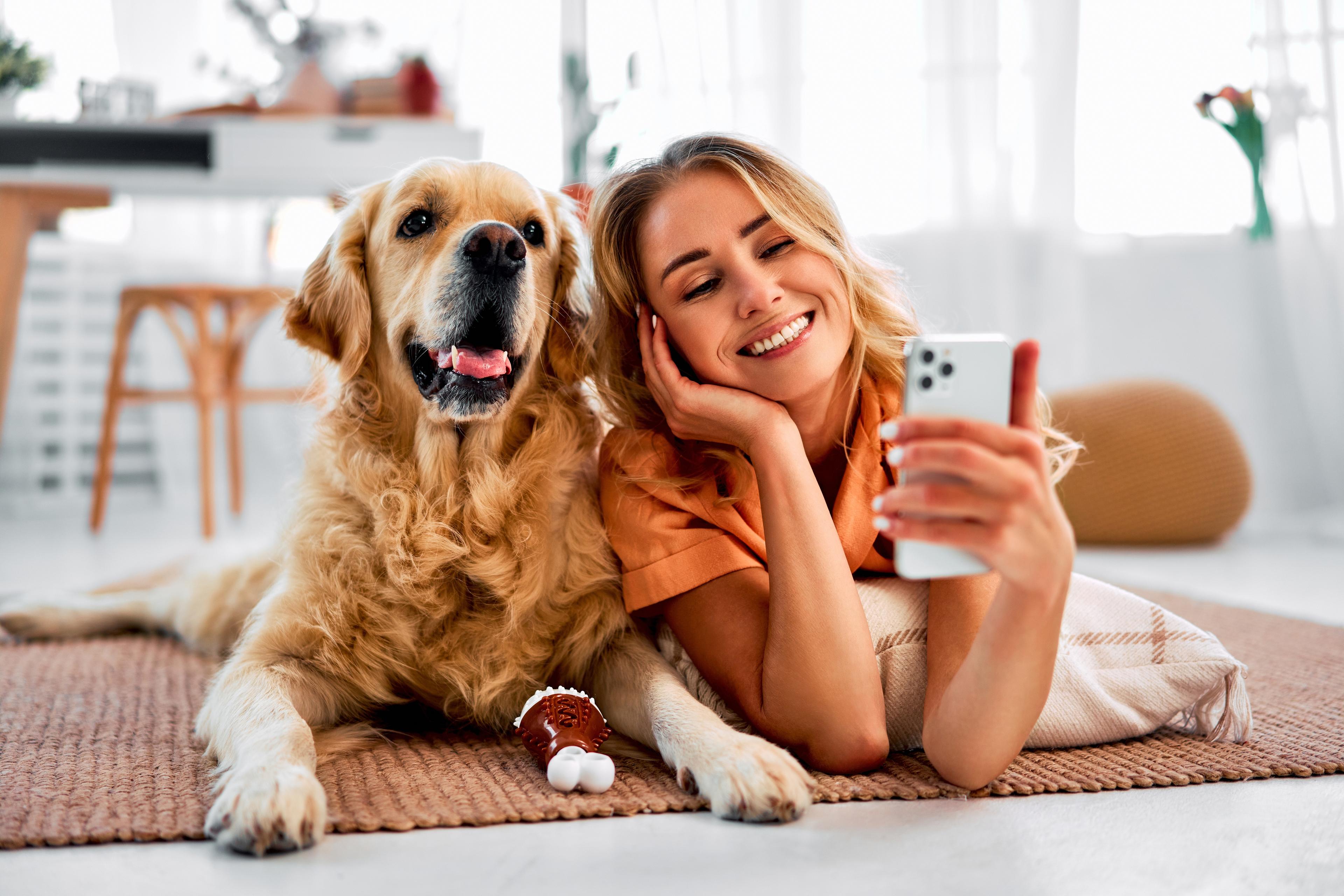 Frau mit Hund und Handy