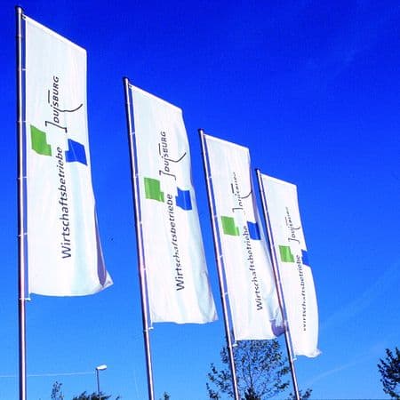 Flaggen der Wirtschaftsbetriebe Duisburg, blauer Himmel im Hintergrund