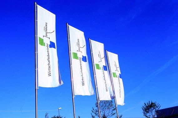 Flaggen der Wirtschaftsbetriebe Duisburg, blauer Himmel im Hintergrund