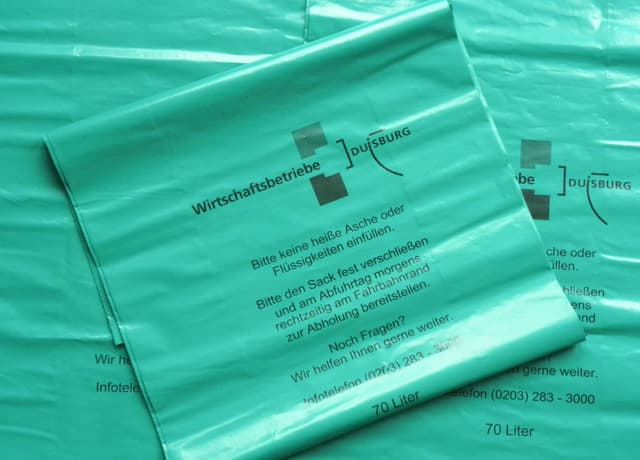Leerer, grüner Abfallsack der Wirtschaftsbetriebe Duisburg