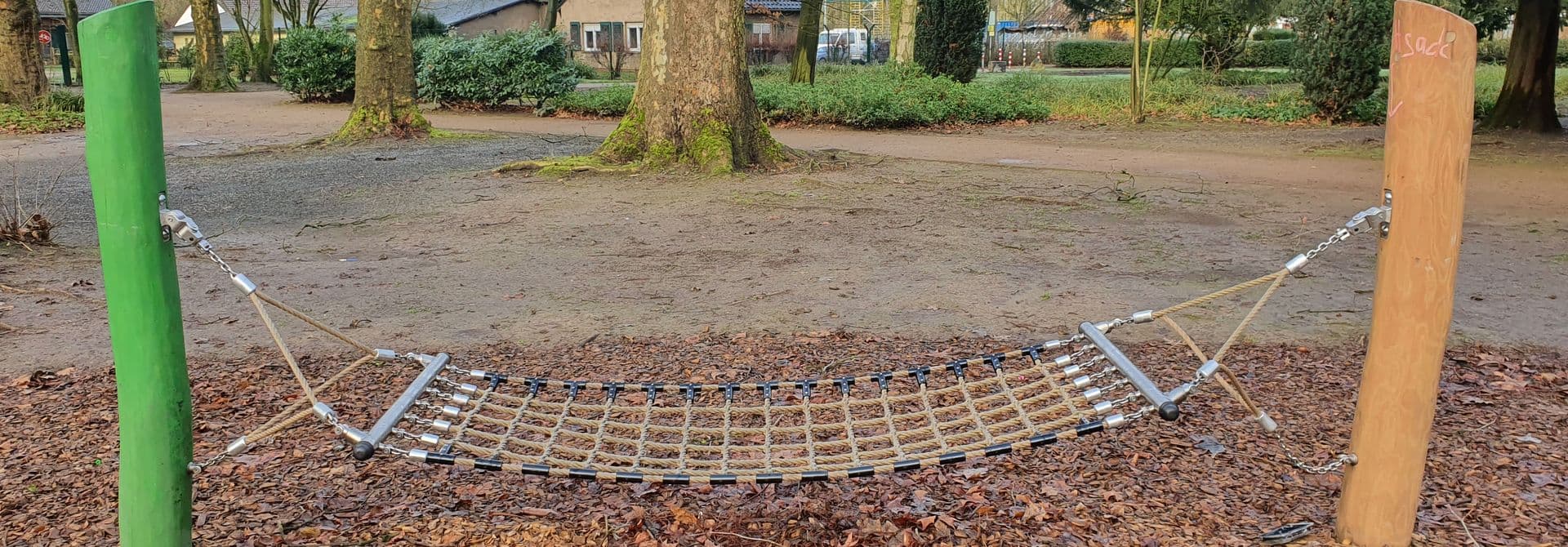 Barrierefreie Schaukel im Volkspark