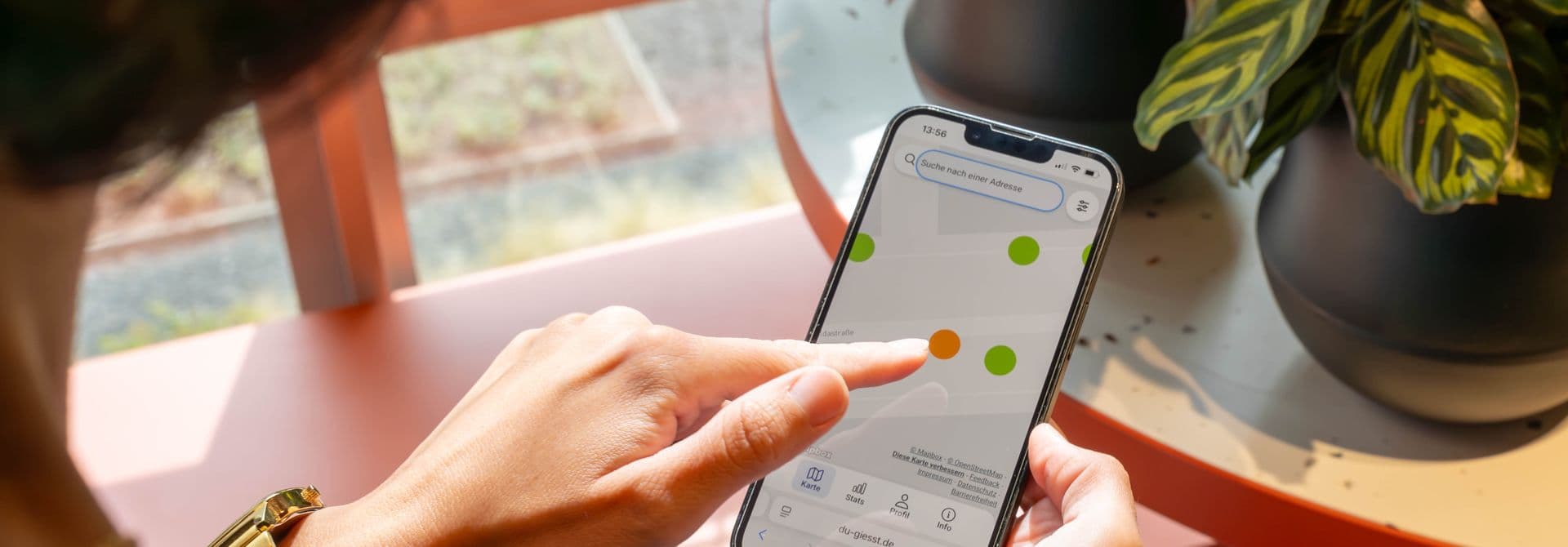 Frau tippt mit Finger auf eine Karte auf ihrem Smartphone
