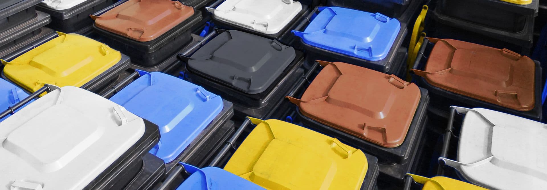 Alle Abfallbehälter Viele verschiedene Abfallbehälter von oben fotografiert