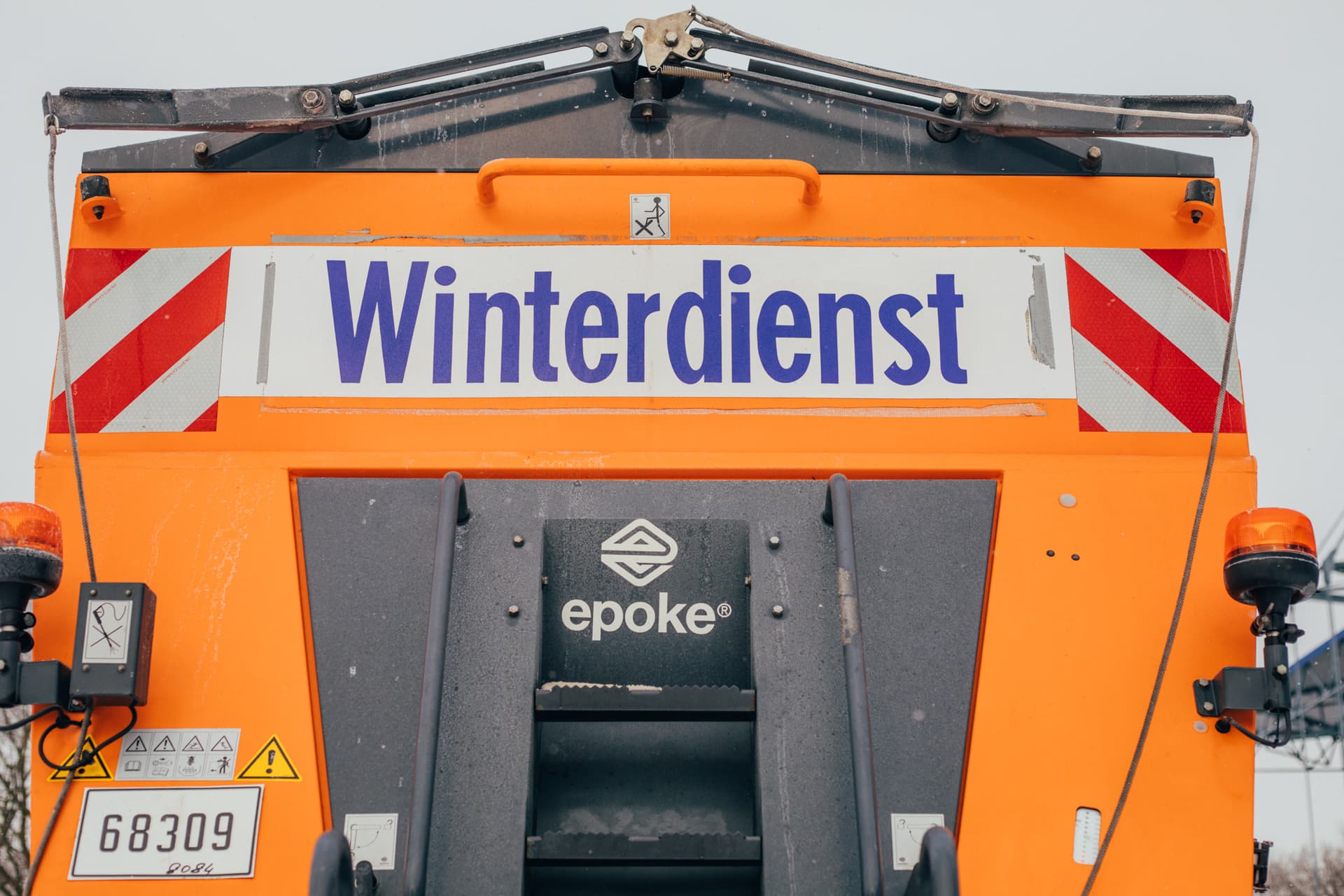 Winterdienst Rückseite eines Winterdienstfahrzeugs