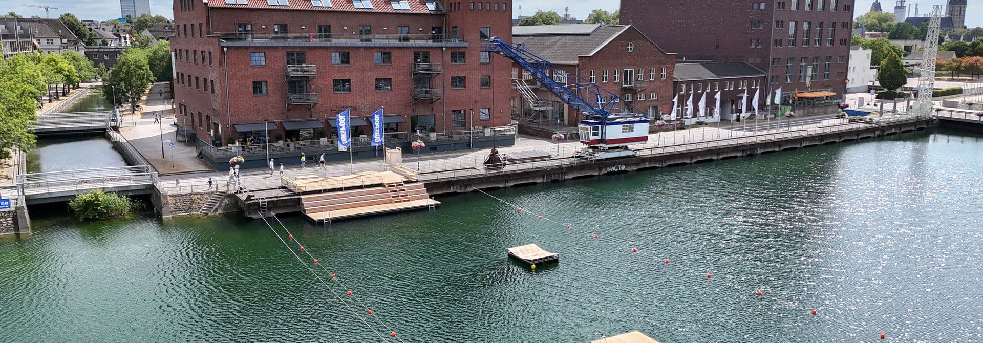 DuisPool DuisPool mit Gebäude am Innenhafen Duisburg