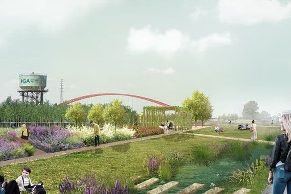 IGA-Duisburg Menschen stehen im Grünen, im Hintergrund eine Brücke und ein Turm.