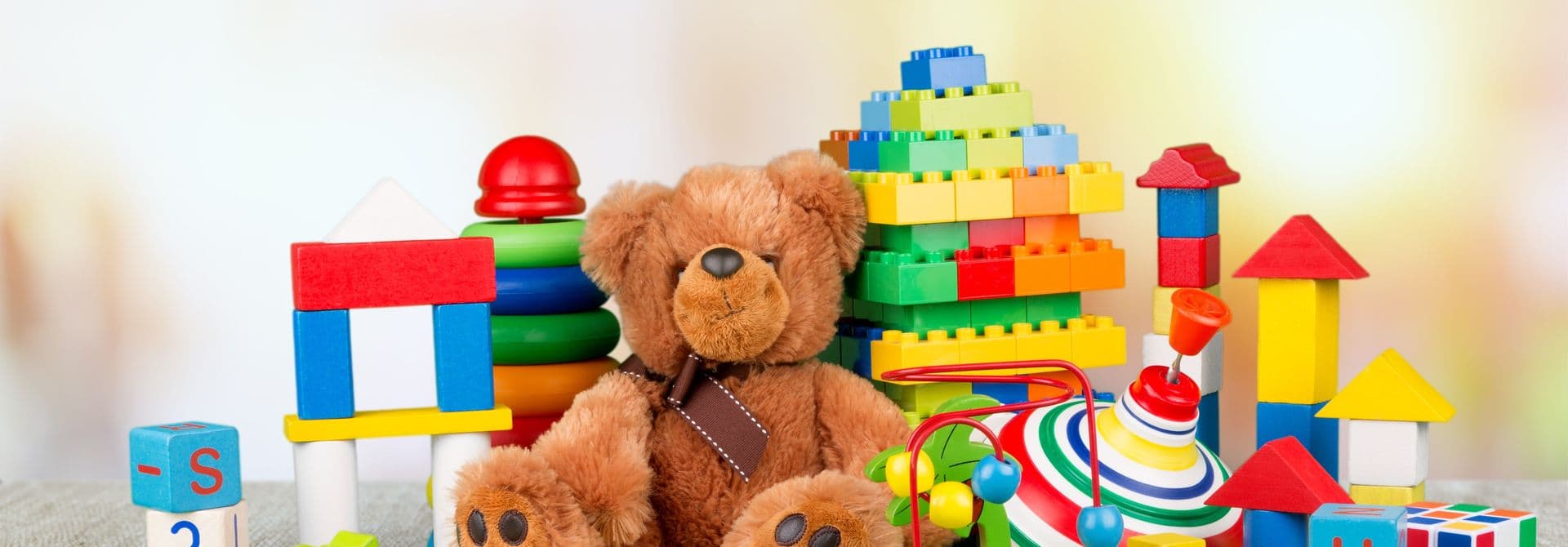 Spielzeugsammlung verschiedene Kinderspielzeuge stehen zusammen