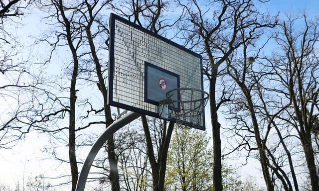 Baskettballkorb auf Jugendspielplatz