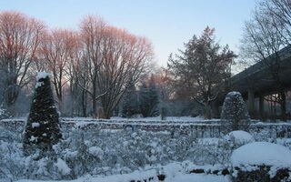 Stadtpark im Winter mit Schnee