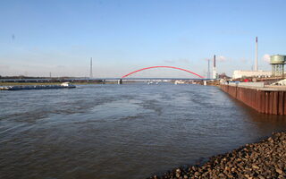 Rhein mit Brücke